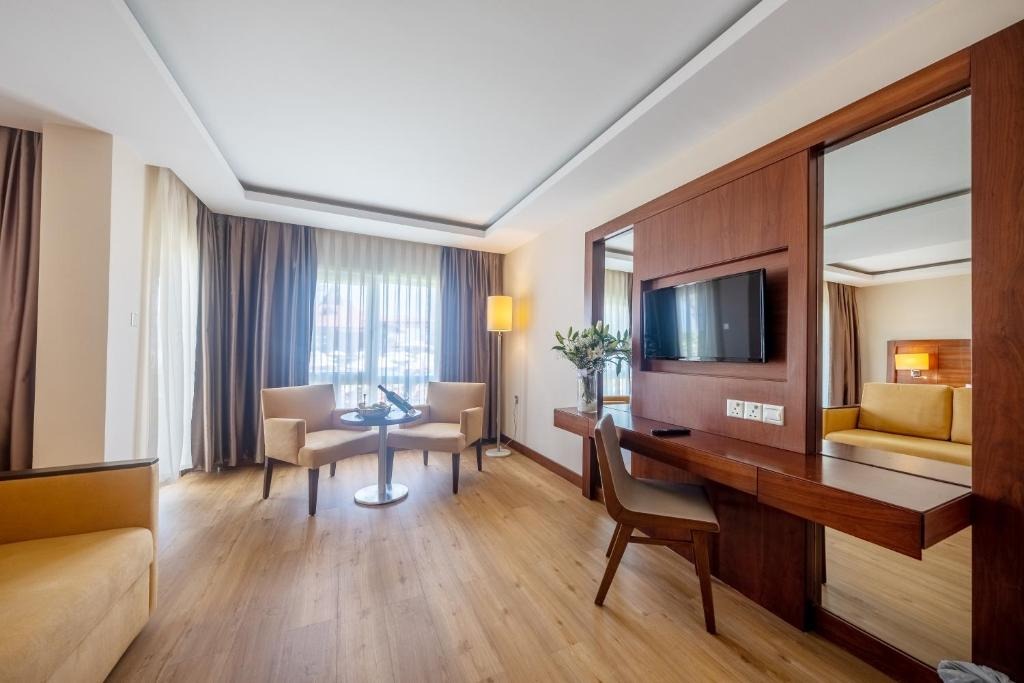 هتل سالامیس بی کونتی